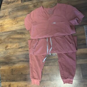 Mauve/pink figs scrub set it medium